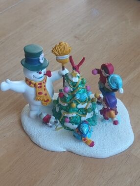 Department 56 Frosty The Snowman & Children Decorating Christmas Tree Figurine